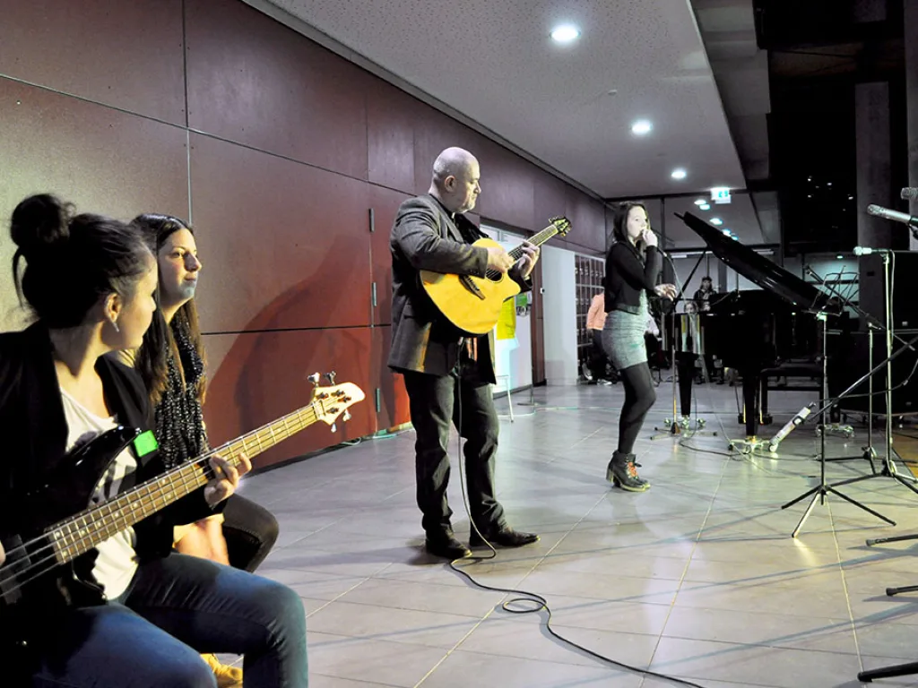 Band mit Gitarre und Gesang auf der Bühne.